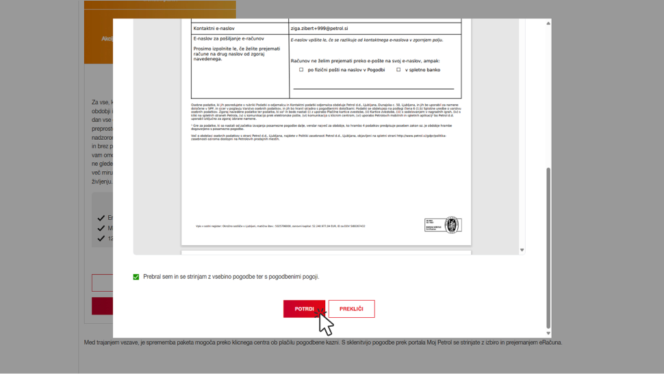 Na sliki je prikazan zadnji korak potrditve menjave paketa elektrike v portalu Moj Petrol. V ospredju je odprto pojavno okno s povzetkom pogodbe in poljem za potrditev pogojev. Spodaj je vidna označena kljukica »Prebral sem in se strinjam z vsebino pogodbe ter s pogoji«, ki omogoči aktivacijo gumba »Potrdi«. Kazalec miške je usmerjen na gumb »Potrdi«, poleg katerega je tudi gumb »Prekliči«. V ozadju je zamegljeno prejšnje okno iz postopka menjave paketa. Slika ponazarja obvezno potrditev pogojev pred zaključkom naročila.