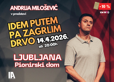 Promocijski plakat za gledališko predstavo Andrije Miloševića z naslovom “Idem putem pa zagrlim drvo”. Oseba na plakatu stoji ob desnem robu, oblečena v svetlo siv polo. Ozadje je temno rdeče z gledališkimi zavese­mi. Na levi strani so zapisani podatki o dogodku: 14. 4. 2026 ob 20:00 v Ljubljani, Pionirski dom. Na dnu je logotip produkcije.V desnem kotu zgoraj je cenovka, popust 10 % in logotip Entrio.