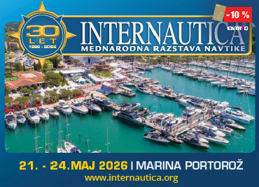 Plakat za mednarodno razstavo navtike Internautica 2026, ki bo potekala od 21. do 24. maja v marini Portorož, z zračnim pogledom na pristanišče in jahte.