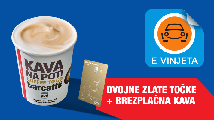 Na modrem ozadju so kava Na poti, ikona za e-vinjeto in Petrol pay loyalty kartica. Desno spodaj v kotu kreative je v rdečem svetilniku napis: dvojne zlate točke + brezplačna kava, saj gre za ugodnost za člane Petrol kluba, ki ob nakupu e vinjete na Petrolu prejmejo te ugodnosti.