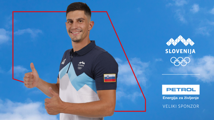 Promocijska grafika z modrim ozadjem, na kateri oseba v športni majici z olimpijskimi barvami kaže gesto ‘všeč mi je’. Levo so navedene nagrade: darilna kartica Petrol v vrednosti 2000 €, 1000 € in deset darilnih kartic po 100 €. Desno sta logotip Olimpijskega komiteja Slovenije in logotip Petrol kot velikega sponzorja.