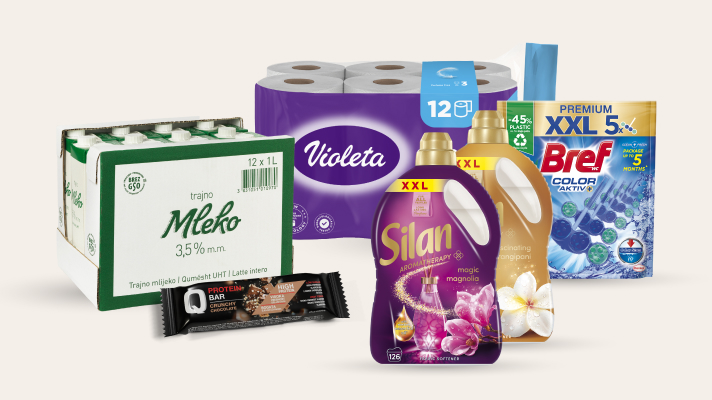 Izdelki na svetlem ozadju: Trajno mleko Berglandmilch 3,5 % 1 L, 12 kos, Q protein bar Crunchy Chocolate, 2 Mehčalca Silan (Magnolia in Frangipani), WC obešanka Bref CA Eucalyptus 5x50 g in Toaletni papir Violeta, Strong & soft, bombaž, 3-slojni, 12 rol.