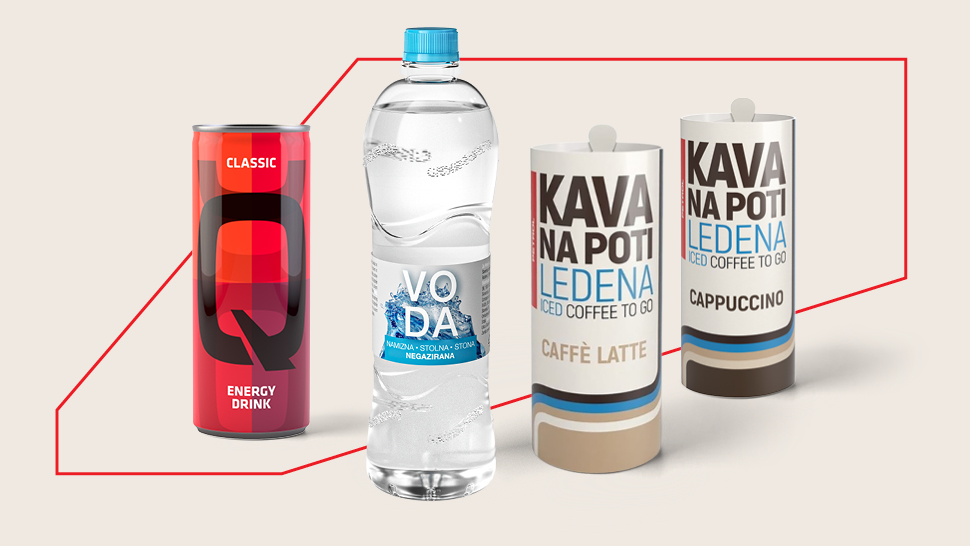 Energijska pijača, plastenka vode in ledena kava Kava na poti v različnih okusih, razporejeni na svetlem ozadju.