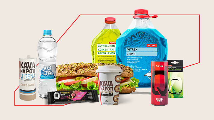 Na sliki je izbor izdelkov Petrol: kava Kava na poti (ledena in vroča), plastenka vode, sendvič, proteinska ploščica, energijska pijača ter izdelki za vozilo (avtošampon in tekočina za vetrobransko steklo).
