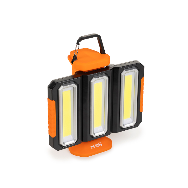 Zložljiva polnilna svetilka s tremi velikimi LED paneli in zgornjim nosilnim ročajem.