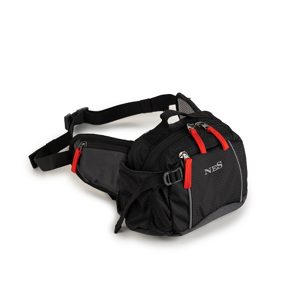 Črna pasna torbica z več predali in rdečimi zadrgami, zasnovana za šport in hojo.
