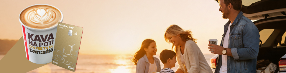 Na sliki je družina na plaži ob odprtem prtljažniku avtomobila v sončnem zahodu; oče drži skodelico kave, mama in dva otroka se smejijo in igrajo z žogo, levo pa sta prikazana lonček kave Barcaffè “Kava na poti” in kartica Petrol Pay Loyalty.