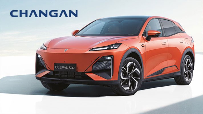 Na sliki je prikazan oranžen električni avtomobil Changan Deepal S07 na svetlem ozadju.