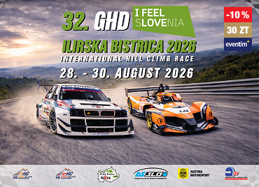 : Promocijski plakat za mednarodno dirko »32. CHD Ilirska Bistrica 2026 – International Hill Climb Race« z datumom 28.–30. avgust 2026, na katerem sta v ospredju dva dirkalna avtomobila na ovinkasti cesti, v ozadju pa gorska pokrajina, z logotipi partnerjev na dnu. Dodana je tudi cenovka, ki prikazuje 10 % popust za 30 Zlatih točk.