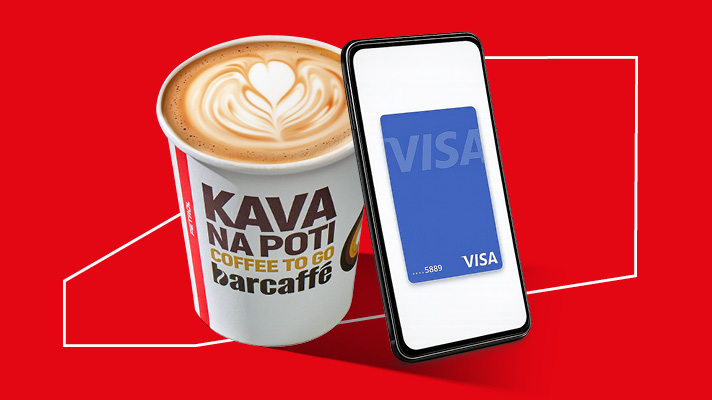 Na sliki sta lonček kave Barcaffè Kava na poti in mobilni telefon z digitalno kartico Visa na rdečem ozadju.