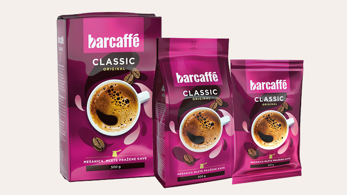 Na sliki so izdelki Barcaffè Classic v različnih pakiranjih. Vidni so kavni izdelki v škatli in vrečkah na svetlem ozadju.