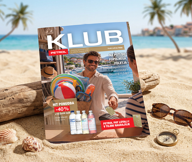Na sliki je poletna promocija Petrol Kluba z revijo Klub na plaži, poudarkom na ugodnostih za člane Petrol Kluba, ponudbo vode Vitamin Well in Petrol Pay Loyalty kartico za uporabo v tujini.