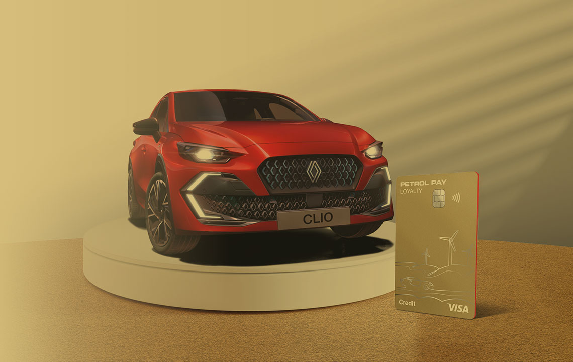 Rdeč Renault Clio stoji na okroglem podstavku v toplo osvetljenem studijskem prostoru. Desno od avtomobila je zlata kartica Petrol Pay Loyalty z oznako Visa in simbolom za brezstično plačevanje, ozadje pa ima mehke sence in zlatkast ton.