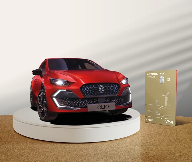 Rdeč avtomobil na belem podstavku ob zlati plačilni kartici Petrol Pay Loyalty Visa.