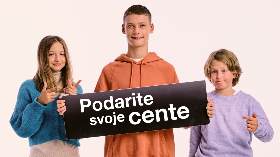 Na sliki so trije otroci, ki držijo tablo z napisom ›Podarite svoje cente‹ in z gestami spodbujajo k donaciji.
