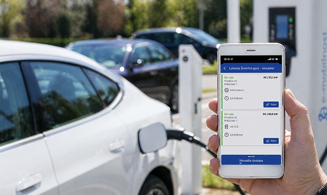 Mobilna aplikacija One Charge ob električnem avtomobilu, ki se polni.