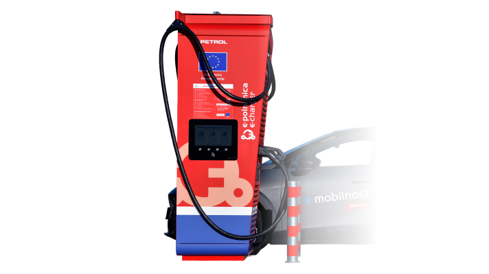 Hitra električna polnilnica Alpitronic HYC z zaslonom in polnilnim kablom.