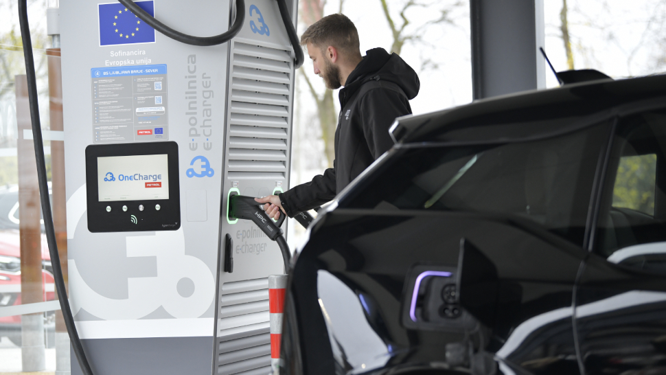 Polnjenje električnega avtomobila na polnilnici.