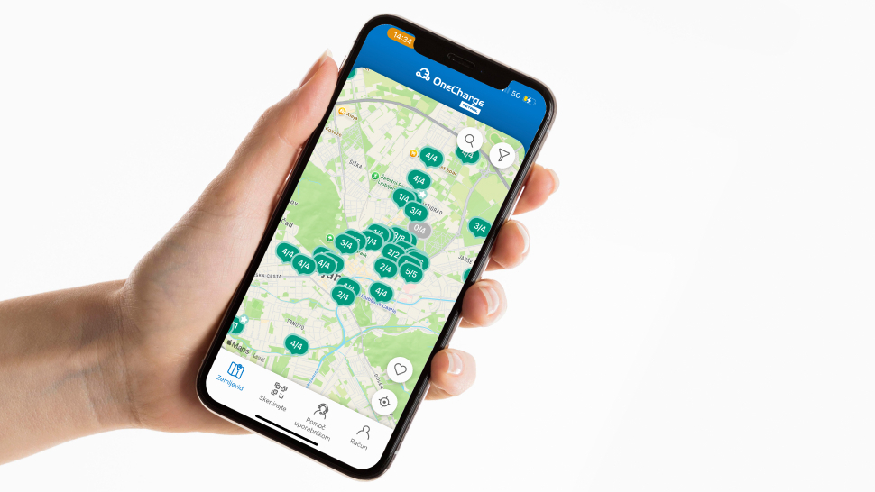 Roka drži pametni telefon z odprtim zemljevidom, na katerem so označene številne lokacije.