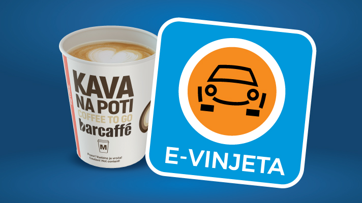 Na sliki je prikazana skodelica kave za s seboj z napisom »Kava na poti« in logotipom Barcaffè ter poleg nje znak za e-vinjeto z ikono avtomobila in napisom »E-vinjeta« na modri podlagi.