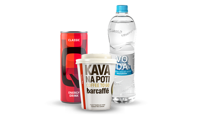 Na sliki so prikazane tri vrste Petrol napitkov: Pločevinka energijske pijače Q Energy Drink Classic, lonček Kave za na pot Barcaffè in plastenka negazirane vode z modrim zamaškom.