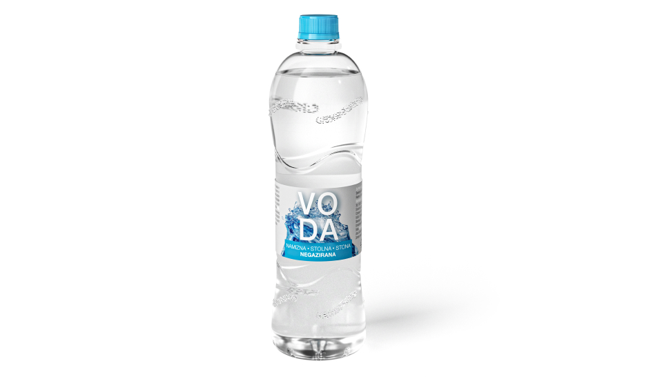 Na belem ozadju je prikazan izdelek Petrol voda v plastenki z modrim zamaškom in belo modro etiketo na kateri piše voda.