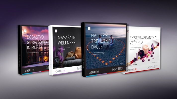 Na sliki so štiri SelectBox darilni paketi, postavljene diagonalno v vrsto. Na prvi je motiv hotela ob sončnem zahodu in napis 'Bogastvo gora, sonca in morja'. Na drugi je motiv masaže z napisom 'Masaža in wellness'. Na tretji je motiv plaže s svečkami v krogu ter napis 'Najlepši trenutki v dvoje'. Na četrti je kulinarični motiv z napisom Ekstravagantna večerja.