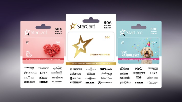 Na sliki so tri darilne kartice StarCard v vrednosti 50 €, postavljene v vrsto. Leva kartica je rožnate barve z motivom papirnatega srca in napisom 'Za njo'. Srednja je bela z zlato zvezdo in napisom 'Zvezda med darili'. Desna je svetlomodre barve z motivom psa s praznično kapo ter napisom 'Vse najboljše'. Na vseh karticah so navedene blagovne znamke in trgovci, kjer je kartico mogoče unovčiti.