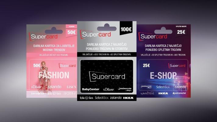 Na sliki so tri darilne kartice SuperCard, postavljene v vrsto. Leva je rožnate barve z napisom 'Fashion' in vrednostjo 50 €. Srednja je srebrno‑črna z vrednostjo 100 €. Desna je temno vijolične barve z napisom 'E‑Shop' in vrednostjo 25 €. Na vseh so logotipi trgovcev, kjer je kartico mogoče unovčiti.