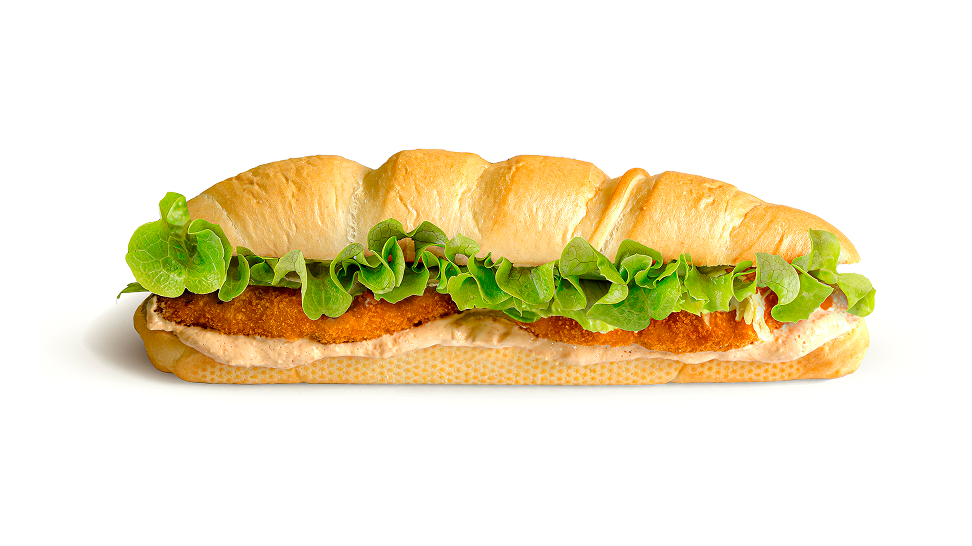 Na sliki z belim ozadjem je prikazan sendvič hrustljavi piščanec v pšenični štručki s pikantnim namazom in solato.