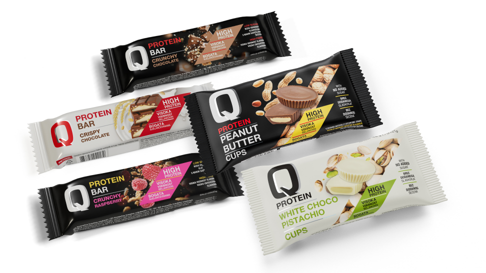 Na belem ozadju so prikazani proteinski Petrol prigrizki. 2 q protein cupsa in 3 q protein barsi v različnih okusih.