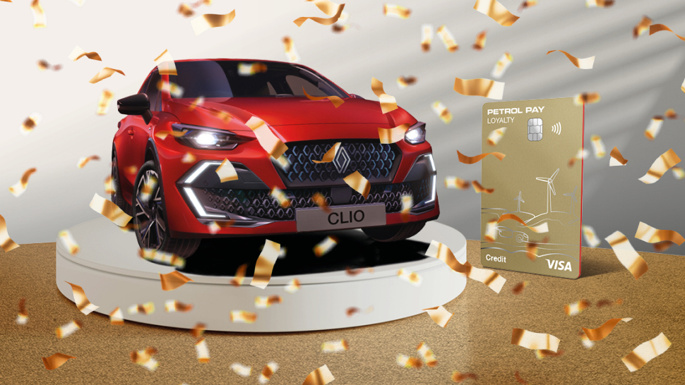 Na sliki je rdeč osebni avtomobil Renault Clio, postavljen na podstavku in obdan z zlatimi konfeti. Ob vozilu je prikazana kartica Petrol Pay Visa, prizor pa ponazarja nagradno igro, ugodnosti za uporabnike ter možnost osvojitve vozila kot glavne nagrade.