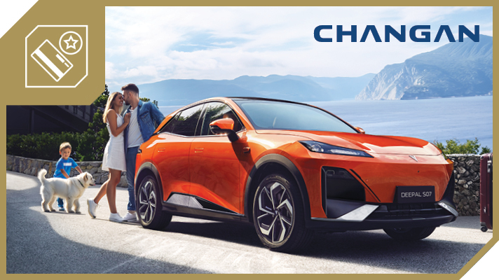 Na sliki je prikazan oranžen električni avtomobil Changan Deepal S07 na svetlem ozadju.