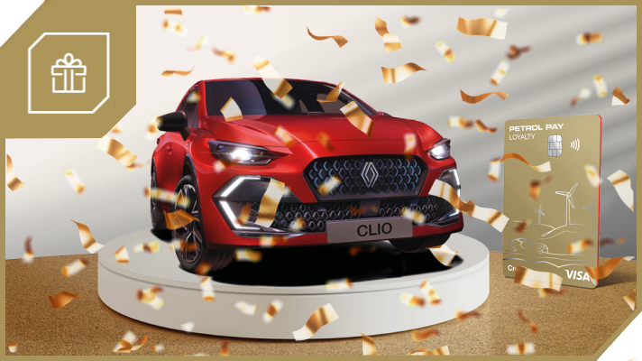 Na sliki je rdeč osebni avtomobil Renault Clio, postavljen na podstavku in obdan z zlatimi konfeti. Ob vozilu je prikazana kartica Petrol Pay Visa, prizor pa ponazarja nagradno igro, ugodnosti za uporabnike ter možnost osvojitve vozila kot glavne nagrade.
