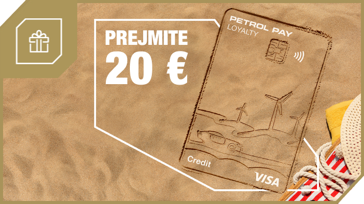 Na sliki je promocijska ponudba Petrol Pay kartice Visa z možnostjo prejema 20 evrov ugodnosti. Prikazana je kartica Petrol Pay Visa na peščeni plaži, ob njej pa predmeti za poletni oddih, ki ponazarjajo ugodnosti in brezgotovinsko plačevanje s kartico.
