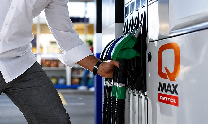 Oseba izbira točilno ročko na Petrolovem avtomatu za gorivo Q Max.