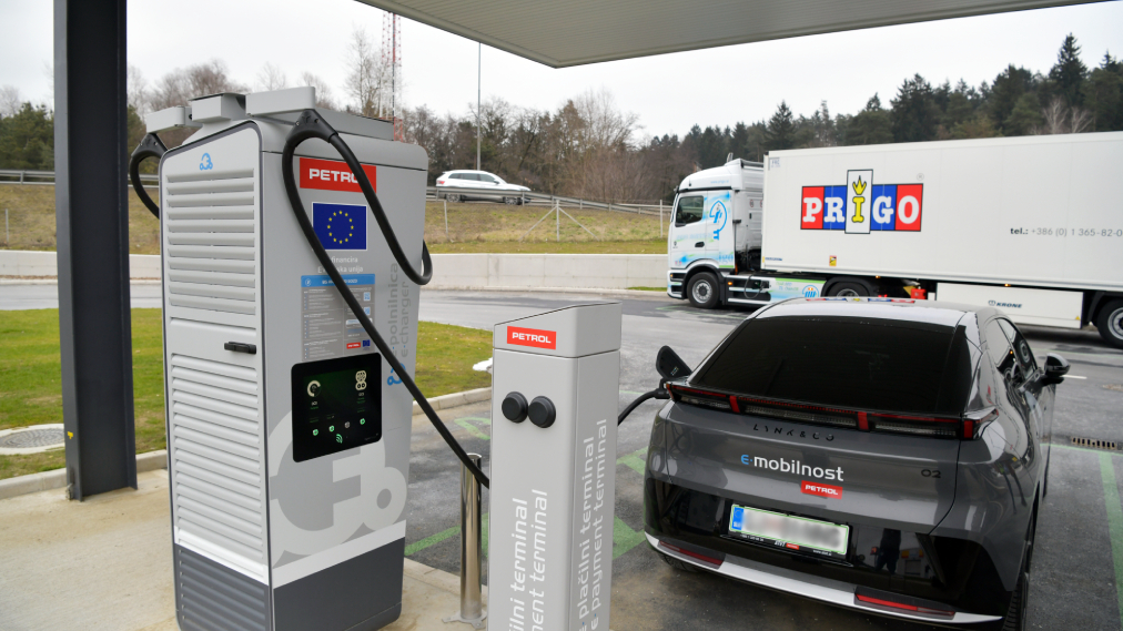 Polnjenje električnega tovornjaka podjetja Prigo in električnega avta na Petrolovi ultra hitri polnilnici na prodajnem mestu Arnovski gozd.