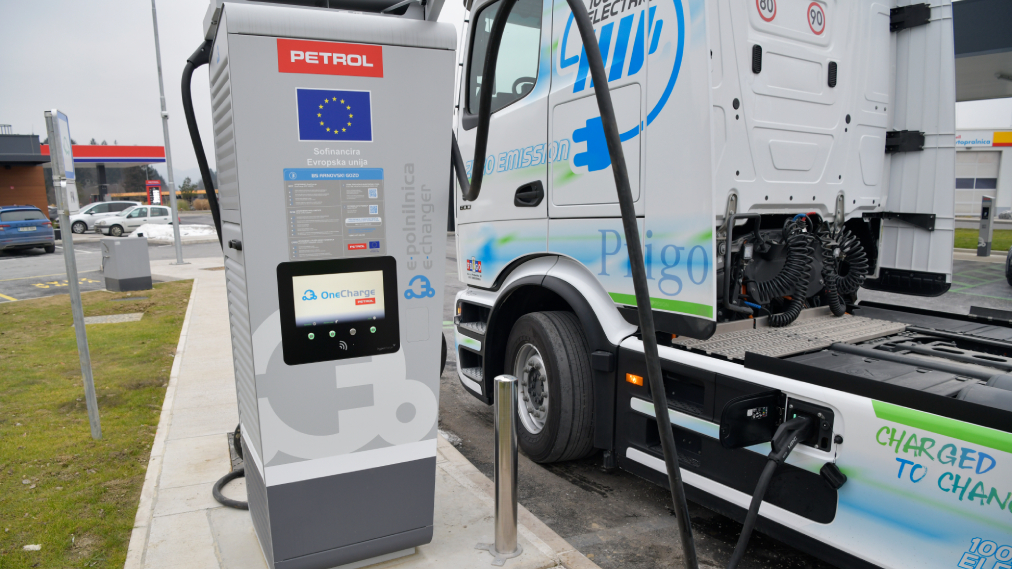 Polnjenje električnega tovornjaka podjetja Prigo na Petrolovi ultra hitri polnilnici na prodajnem mestu Arnovski gozd.