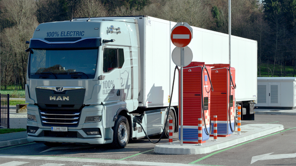 Polnjenje MAN tovornjaka na ultra hitri polnilnici na avtocestnem prodajnem mestu Lukovica jug, kjer je Petrol postavil prvi polnilni park za tovorna vozila.