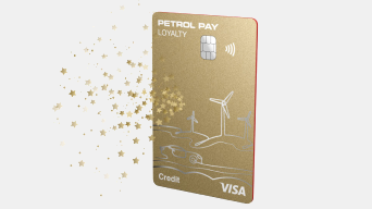 Zlata plačilna kartica Petrol Pay Loyalty Visa ob zlatih zvezdicah.