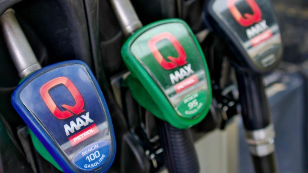 Bližnji posnetek točilnih ročk za goriva Petrol Q Max 100, 95 in Diesel.