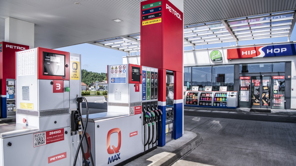 Točilni agregati z različnimi gorivi Petrol Q Max pred prodajalno Hip Shop.