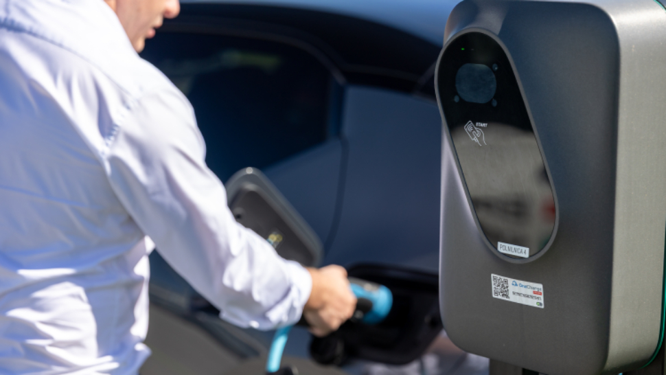 Polnjenje e-avta s Petrolovo električno polnilnico.