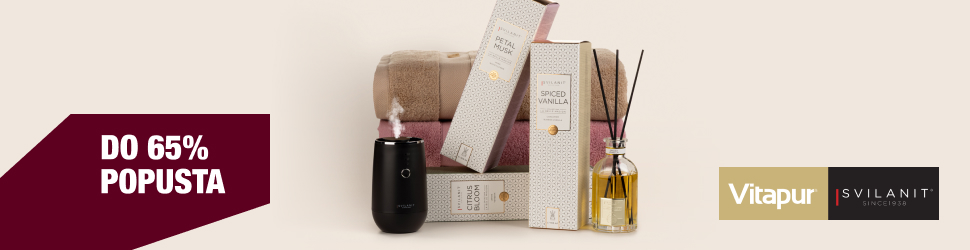 Na bež ozadju so zložene tri brisače v bež, roza in sivi barvi, ob njih stoji črn difuzor s paro ter steklenička z dišavnimi palčkami znamke Svilanit. Pred brisačami trije parfumi za dom z napisi: »PETAL MUSK«, »SPICED VANILLA« in »CITRUS BLOOM«. V zgornjem desnem kotu je rdeč napis »DO 65% POPUSTA«, v levem kotu pa logotip "Vitapur - Svilanit"..