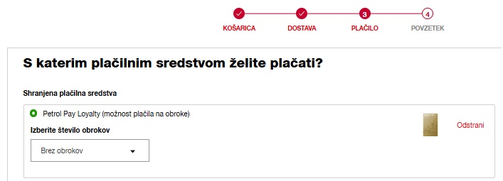 Prikaz 3. koraka nakupnega procesa »Plačilo«. Na vrhu je prikazan napredek korakov: Košarica, Dostava, Plačilo (aktivno) in Povzetek. Pod naslovom »S katerim plačilnim sredstvom želite plačati?« je izbrano shranjeno plačilno sredstvo Petrol Pay Loyalty z možnostjo plačila na obroke. Prikazan je spustni seznam za izbiro števila obrokov, trenutno nastavljen na »Brez obrokov«. Na desni strani je prikazana kartica in povezava »Odstrani«.
