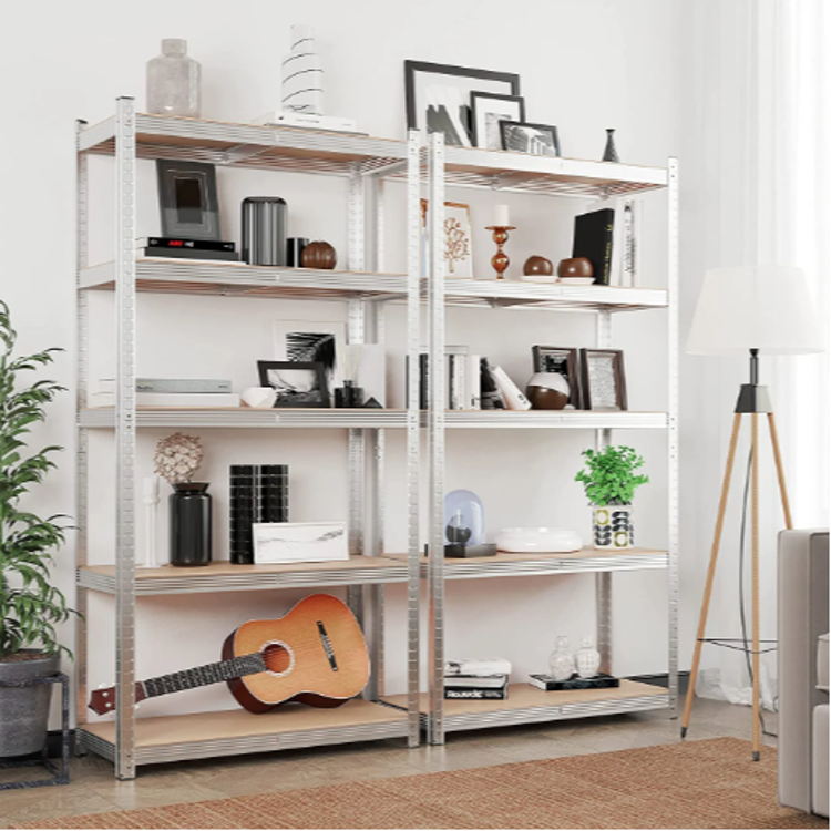 Kovinski regal z lesenimi policami v bivalnem prostoru, napolnjen s knjigami in dekorjem.