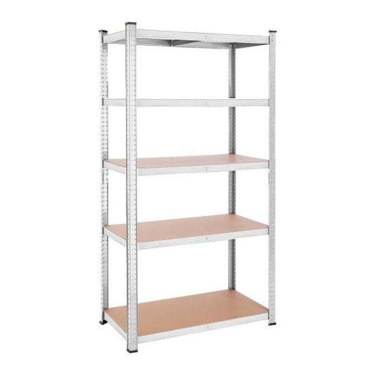 Kovinski skladiščni regal s petimi lesenimi policami, samostoječ na belem ozadju.