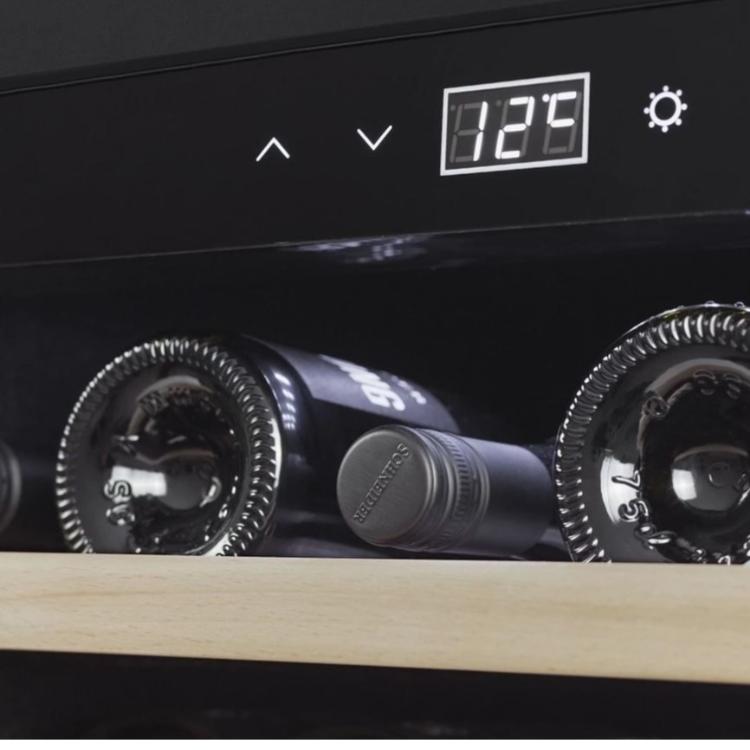 Digitalni prikazovalnik temperature z upravljanjem na dotik zagotavlja natančno nastavitev pogojev hlajenja vina.