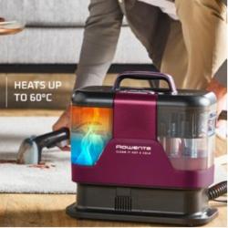 Parni čistilec med uporabo na preprogi z osvetljenim rezervoarjem