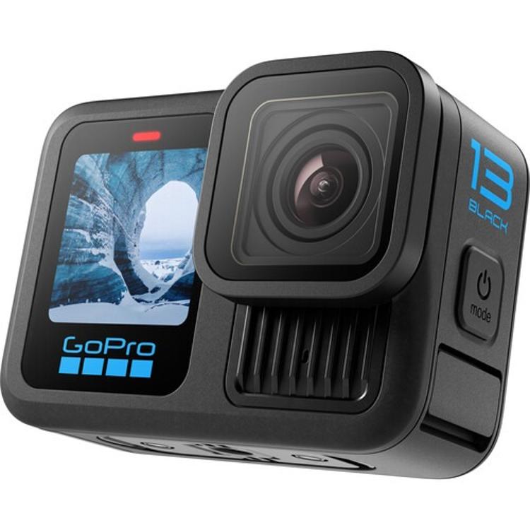 GoPro HERO 13 Black, kotni pogled, širokokotni objektiv, sprednji zaslon, rebrasta tekstura in modri 13 Black napis.